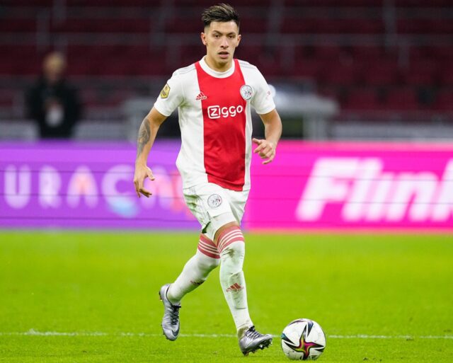 Manchester United to sign Ajax defender Lisandro Martinez